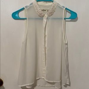 White button-up linen top with pearl collar
